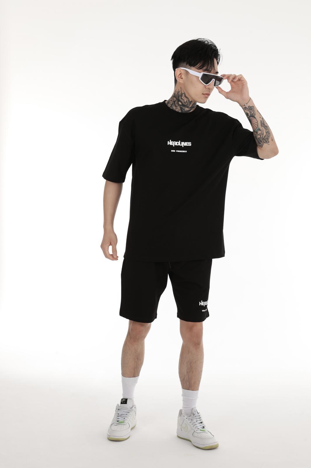 ZWEITEILER HEADLINES BEDRUCKTES OVERSIZE T-SHIRT UND SHORTS