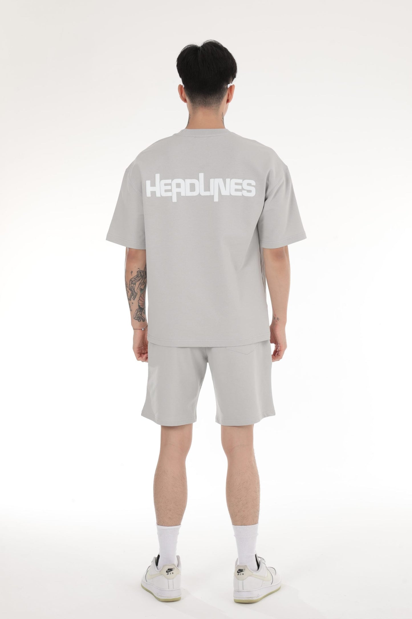 ZWEITEILER HEADLINES BEDRUCKTES OVERSIZE T-SHIRT UND SHORTS
